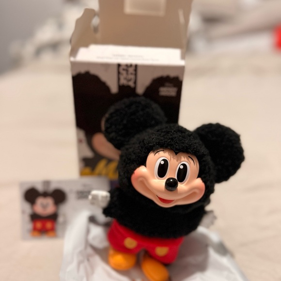 Mickey Family Cute Together Keychain Series Figures (Mickey) - Picture 2 of 6
